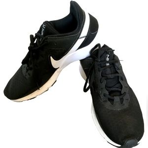 Nike Legend Essential 2 Sneakers Black and White Training Running Shoes 9.5